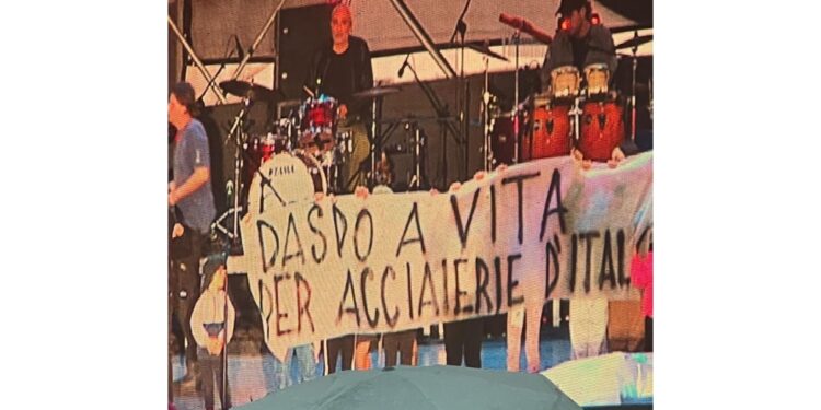 Striscione mostrato durante il concerto