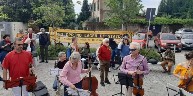 Piazza piena per prova aperta nei pressi di via Corelli