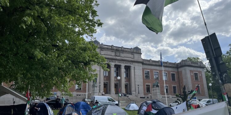 L'attivista davanti all'Università di Stoccolma