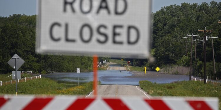 Houston devastata da forti venti e piogge torrenziali