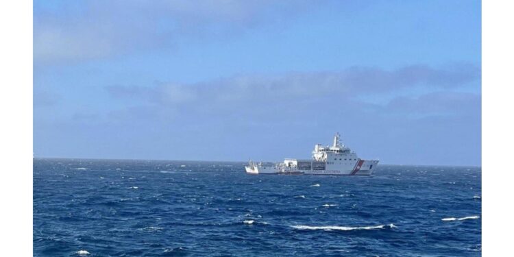 A bordo anche cinque minori. In corso operazioni di sbarco