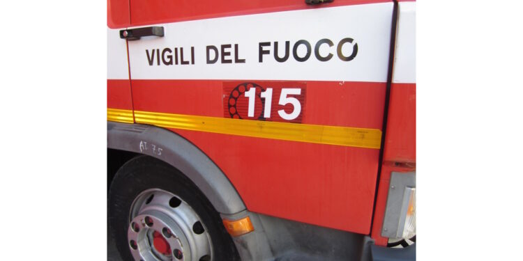 Vigili del fuoco al lavoro per recuperare il corpo