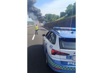 In fiamme un autocarro carico di gomma