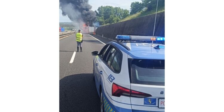 In fiamme un autocarro carico di gomma