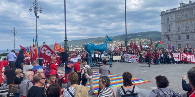 Cgil sfila con le associazioni. Sindacati base