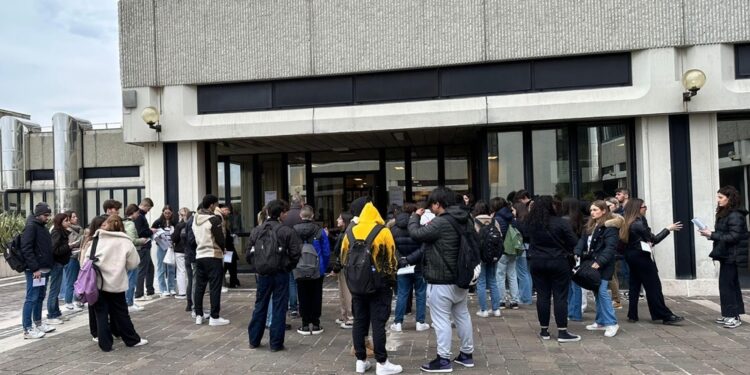 A La Sapienza presidio 'soldi a sanità