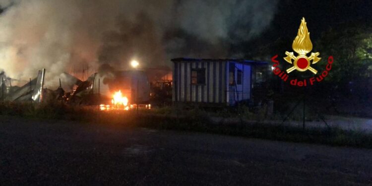 I vigili del fuoco al lavoro tutta la notte