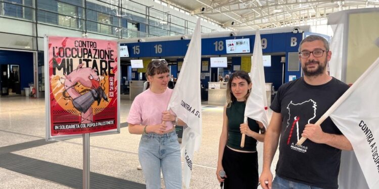 Nel mirino anche l'aeroporto civile di Elmas