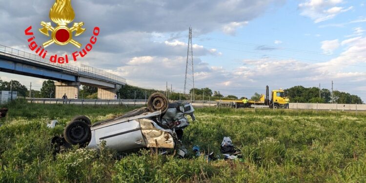 L'auto si è ribaltata tra i caselli di Lodi e Casalpusterlengo