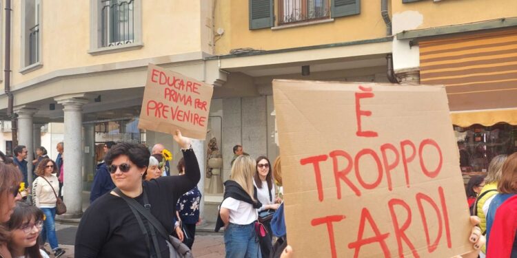 Uno striscione apre il corteo