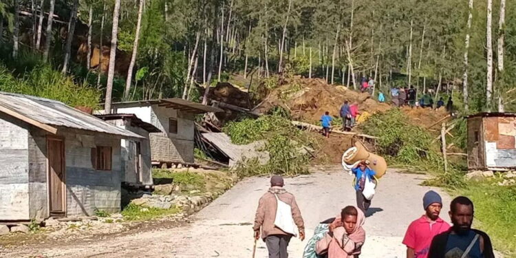 Le squadre di soccorso arrivate sul luogo del disastro