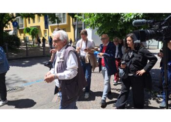 Lo zio attende il nipote in strada a Trento