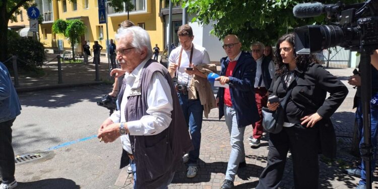 Lo zio attende il nipote in strada a Trento