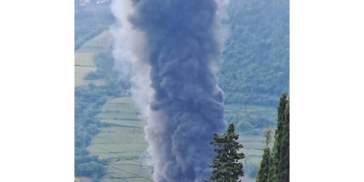 Un enorme colonna di fumo sulla città