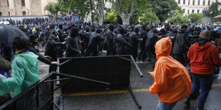 Manifestanti tentano di sfondare barricate d'acciaio