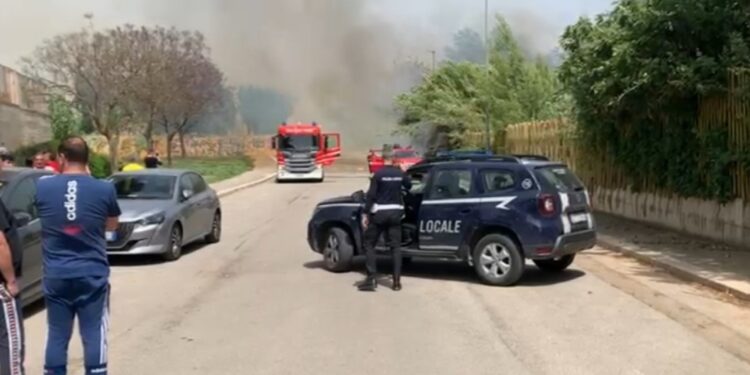 Sul posto stanno operando diverse squadre vigili del fuoco