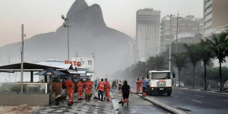 Squadre del comune carioca ripuliscono l'avenida Delfim Moreira