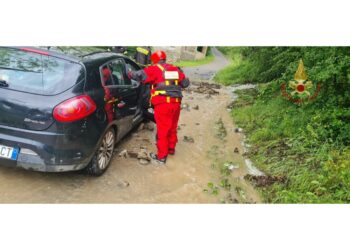 Bloccata sull'auto in una strada invasa da acqua e fango