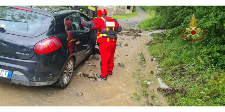 Bloccata sull'auto in una strada invasa da acqua e fango