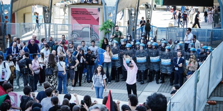 Sono stati respinti dalla polizia e proseguono la protesta