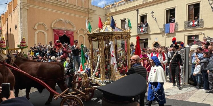 Tanti i turisti in città per la processione del santo guerriero