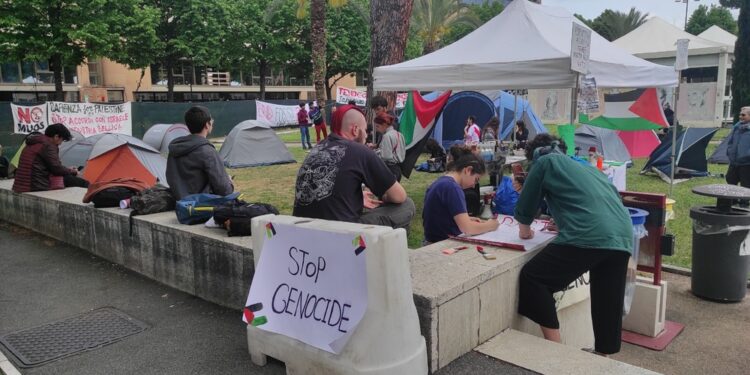 Da nord a sud. Alla Sapienza presidio dopo targa vandalizzata