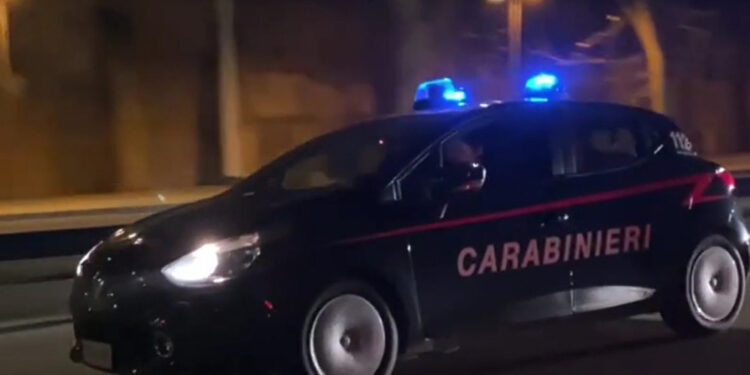 Anche auto di traverso in strada per rallentare la polizia