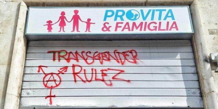 Con scritta 'Transgender Rulez' e simboli movimento Lgbtqai+