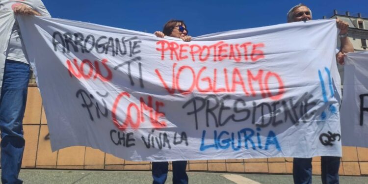 Centinaia in corteo con tanti comitati. Atteso leader M5S Conte