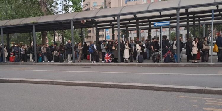 Lunghe file e interminabili attese in Stazione Centrale