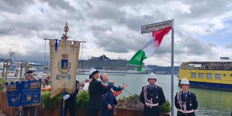 Di fronte al comando della Capitaneria di Porto