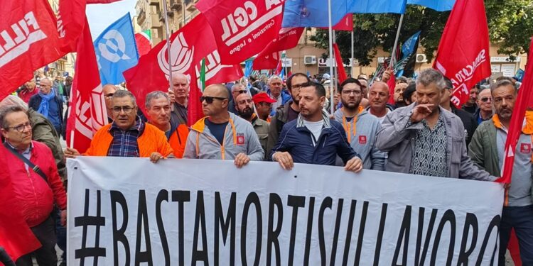 Sit in davanti prefettura Palermo nel giorno dello sciopero