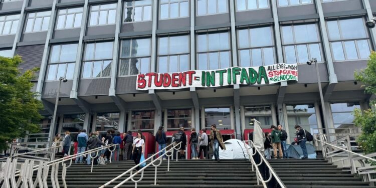 Tende davanti all'ingresso delle sede delle facoltà umanistiche