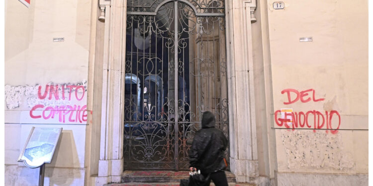 Scritte sui muri durante la fiaccolata per la Nakba