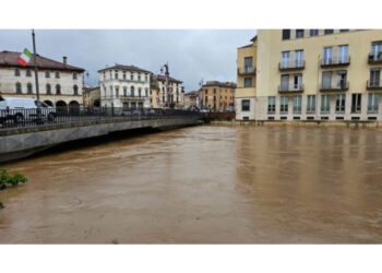 Livello fiume che attraversa città giunto a massimo 5