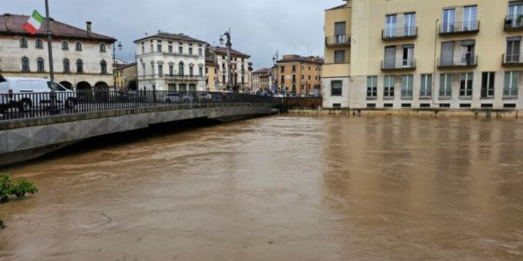 Livello fiume che attraversa città giunto a massimo 5