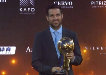 La premiazione di Cesc Fabregas (immagine dalla diretta della cerimonia)