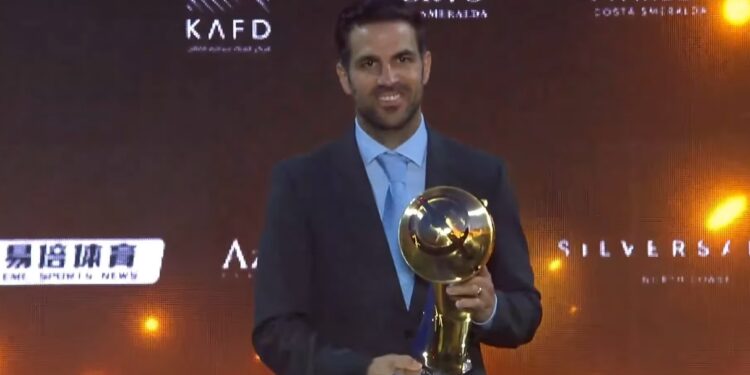 La premiazione di Cesc Fabregas (immagine dalla diretta della cerimonia)