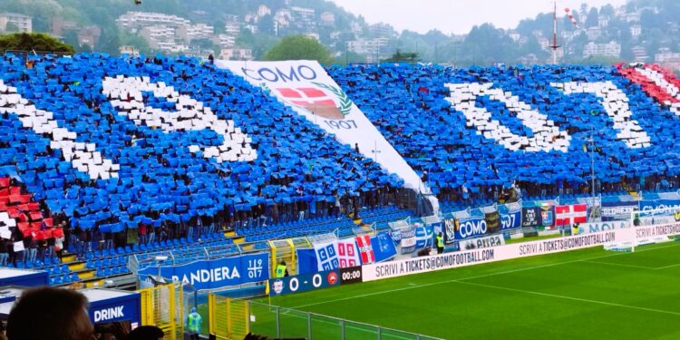 L'apprezzatissima coreografia dei tifosi per la partita tra Como e Cittadella (serie B 2023-2024)