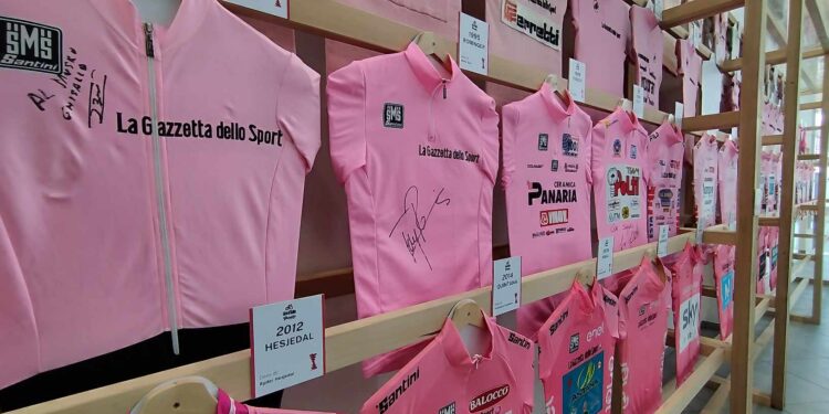 La collezione di maglie rosa del Museo del Ghisallo