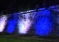 Le mura storiche di Como illuminate con i colori della squadra