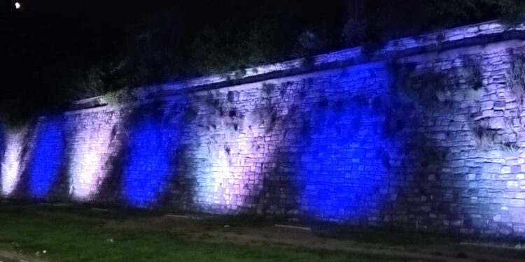 Le mura storiche di Como illuminate con i colori della squadra