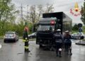 Incidente in via Pasquale Paoli, scontro tra un’auto e un camion