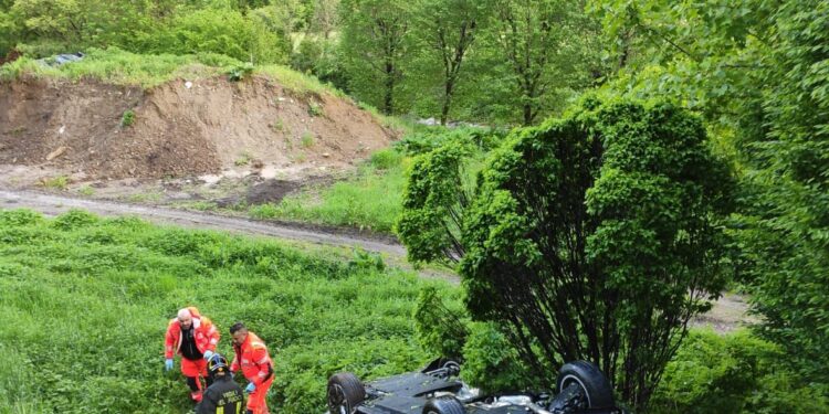 Canzo, scontro frontale tra due auto. Intervento dei vigili del fuoco