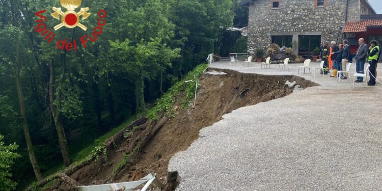 Albese con Cassano, cede una strada. Intervento dei vigili del fuoco