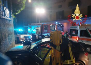 Incidente a Como, auto finisce contro un muro in via Lissi