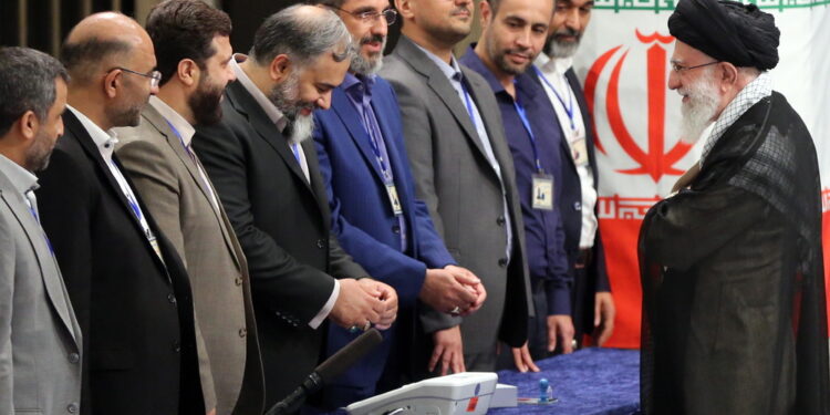 Khamenei agli elettori: 'Voto è importante test politico'