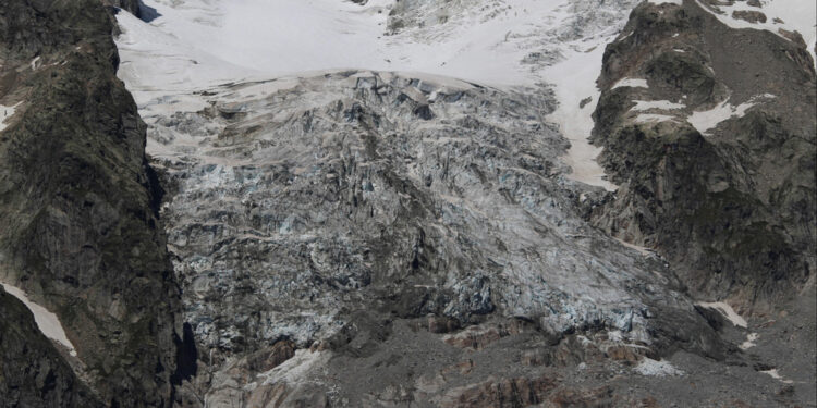Sale a oltre 400 mila metri cubi il ghiaccio a potenziale crollo
