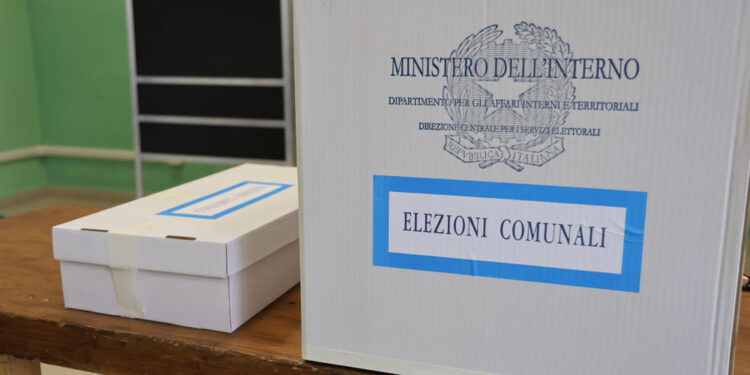 Si vota fino alle 15. Sfide principali a Firenze