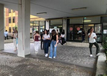 Tanti studenti in fila per la loro prima volta